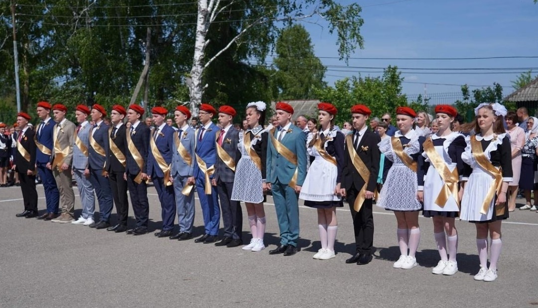 Выпускной в волжском. 11 Школа Волжский выпускной. Выпускной в Волжском 2006 год школа 18.